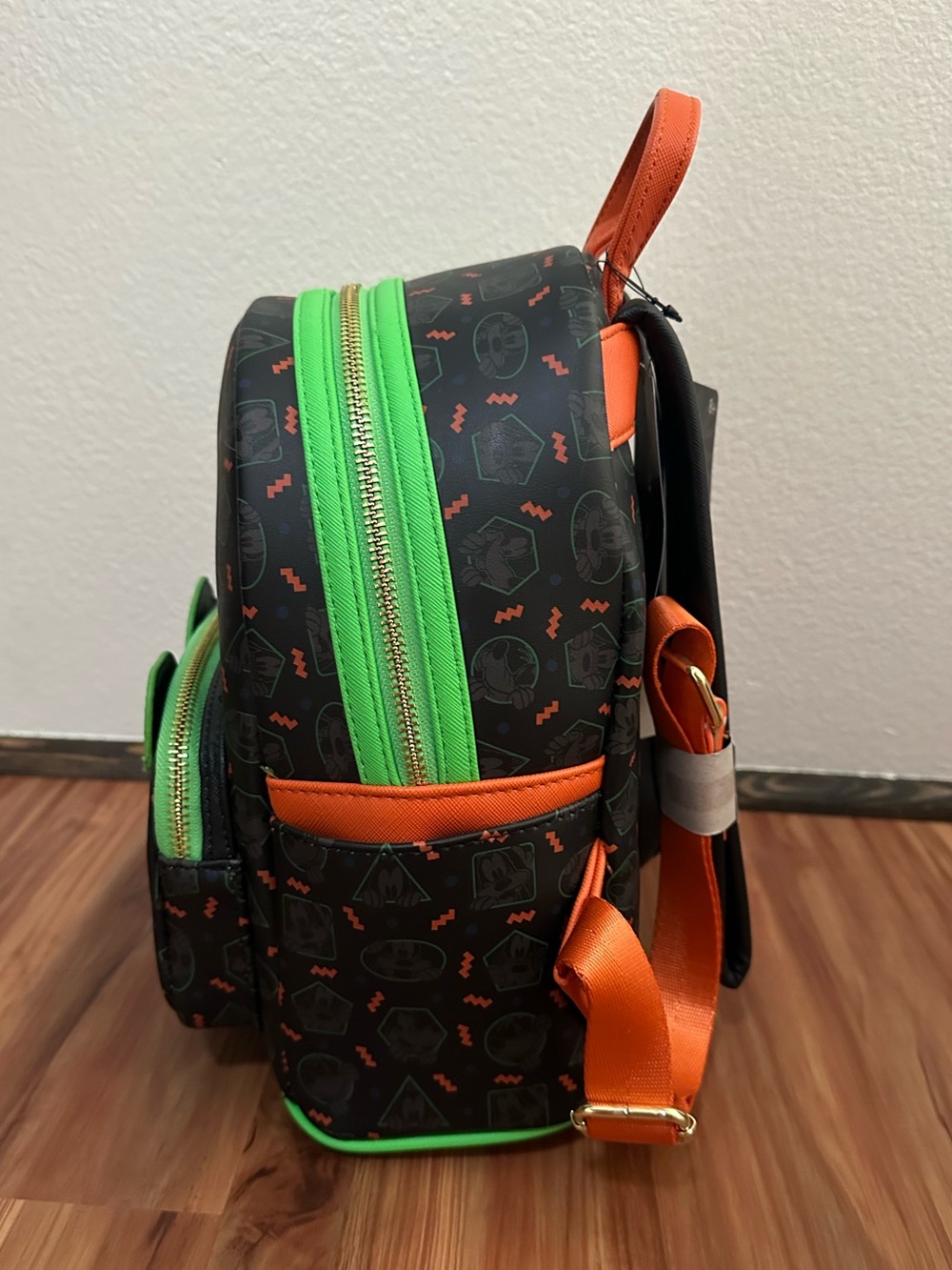 NWT Loungefly Disney Peeking Goofy Mini Backpack - Black, Green & Orange - Picture 4 of 5